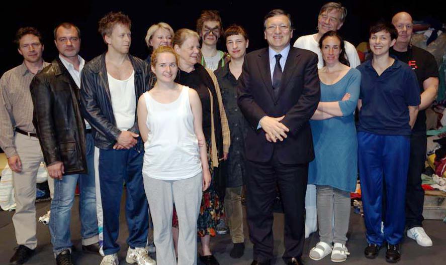 FRAGMENTE på turne, här syns ensemblen i Bryssel på Theatre National med EU kommissionens ordförandeJose Manuel Barroso, foto Folkteteatern Gbg