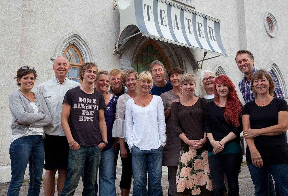 Personalen på Länsteatern på Gotland framför teatern mitt i Visby, foto LTPG