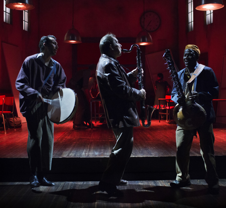 Utvandrarna, Västmanlands Teater, 2016, Ruben Lopez, Anders Larsson, Lamine Cissokho är skådespelare och musiker i föreställningen, foto Markus Gårder